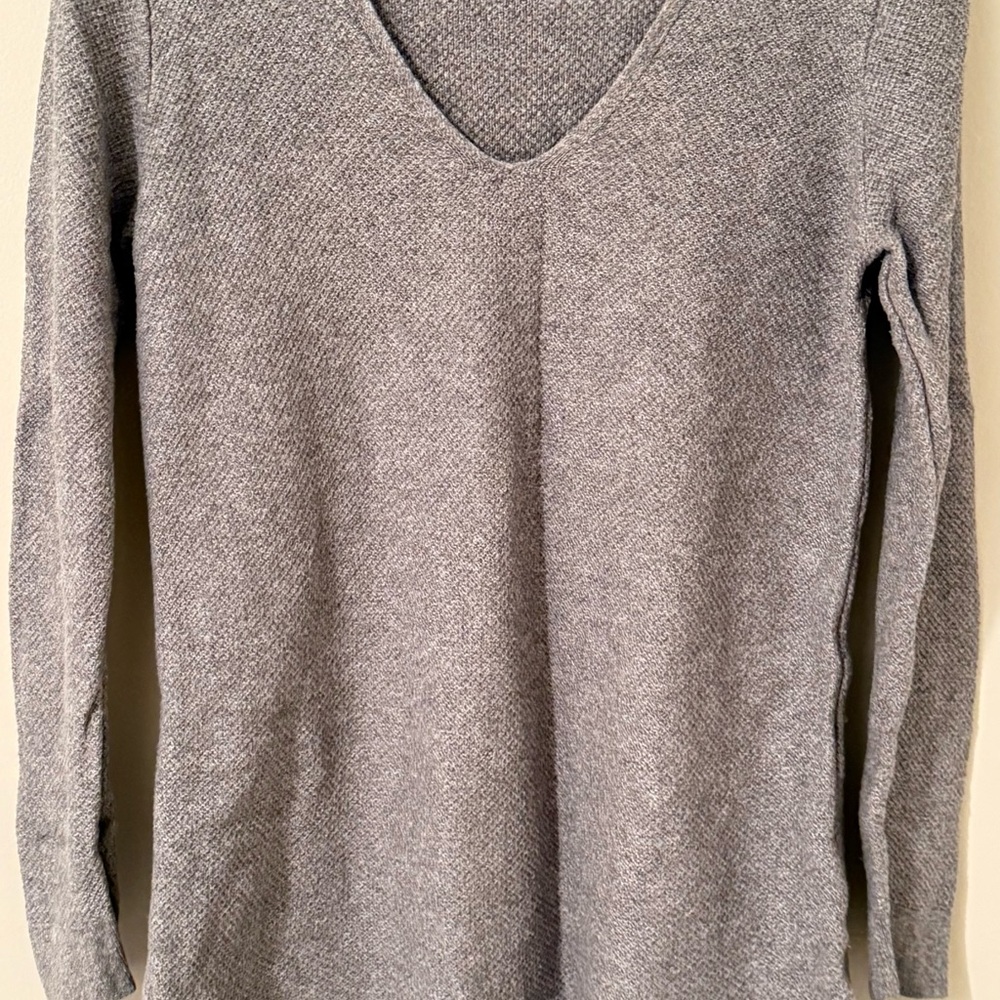 Old Navy Women's V-Neck Sweater in Heather Gray